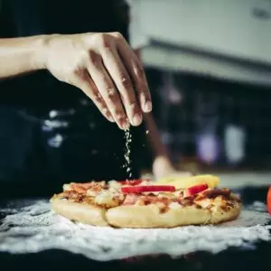 Dia da Pizza: Aprenda duas receitas de massa artesanal para fazer em casa