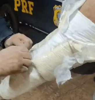 “Espertalhão” é pego tentando esconder 2kg de cocaína em gesso ortopédico