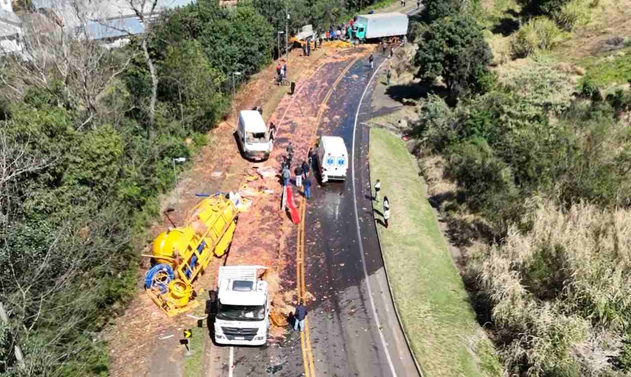 Acidente com 4 caminhões e van transforma rodovia em cenário de guerra em SC | Imagem: PMRv/Divulgação.