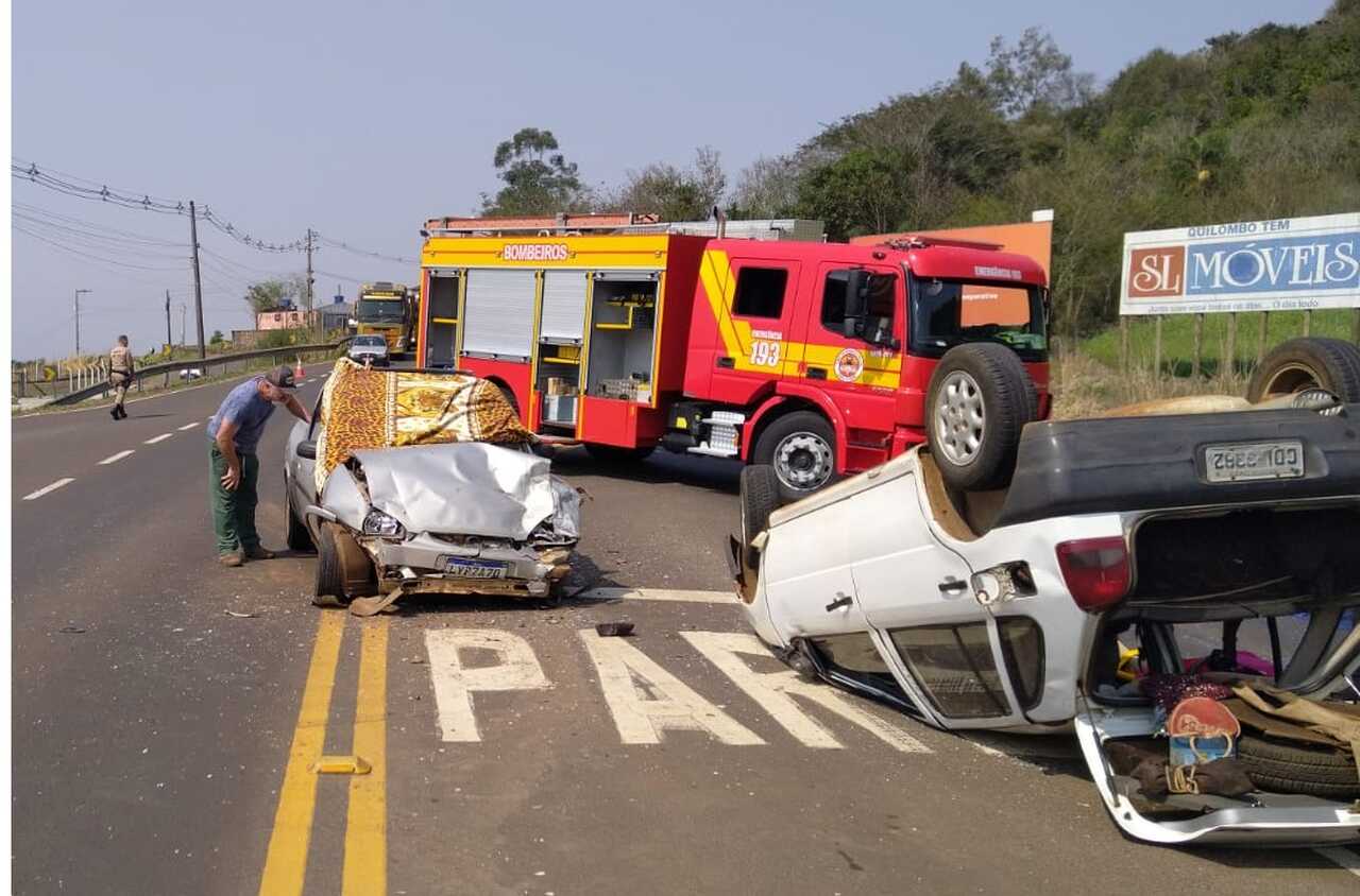 Acidente deixa duas pessoas presas às ferragens em SC | Foto: Corpo de Bombeiros