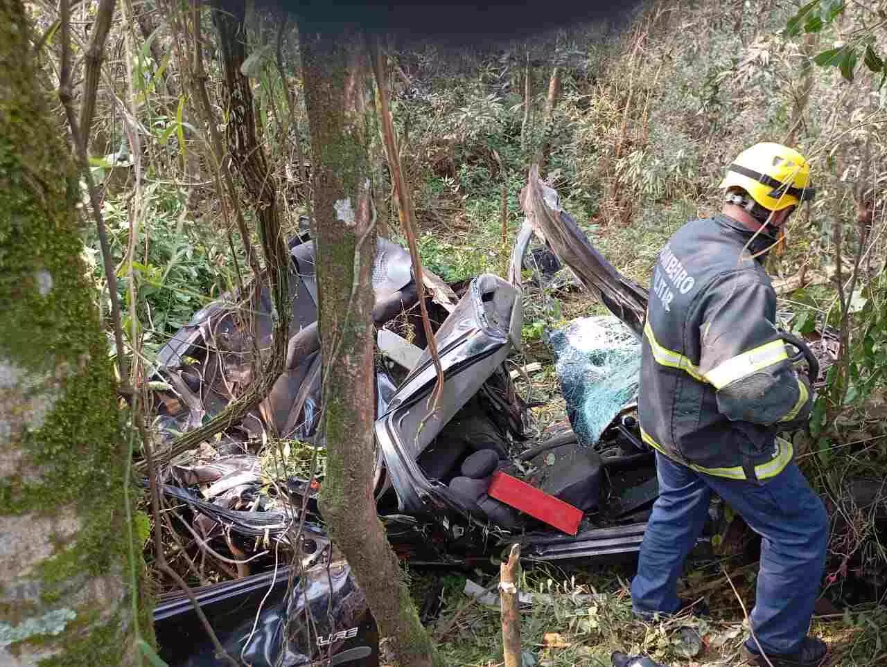 Carro cai em ribanceira e motorista morre no Oeste de SC | Foto: Corpo de Bombeiros/Divulgação.