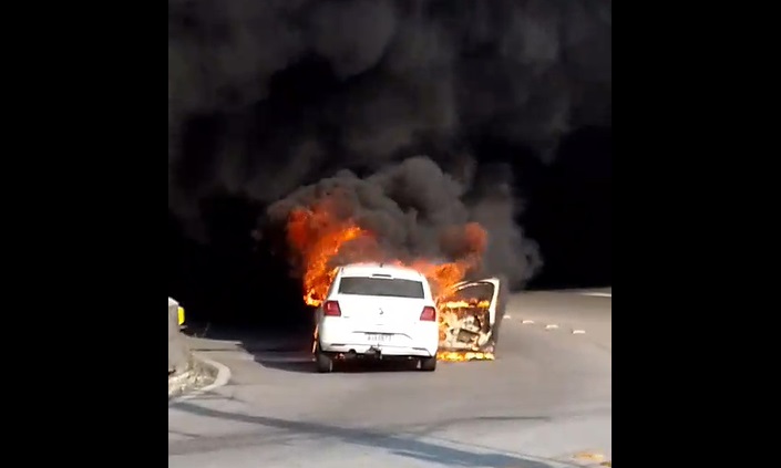 Carro é destruído por incêndio na Grande Florianópolis | Imagem: Redes sociais/Reprodução.