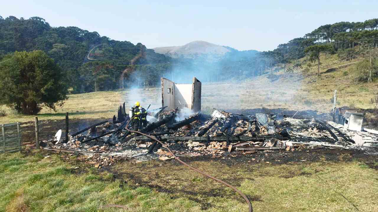 Casa é completamente consumida pelo fogo na Serra. | Foto: CBMSC