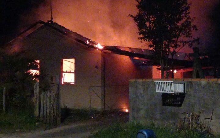 Casa pega fogo enquanto proprietário dorme na Serra. | Foto: CBMSC