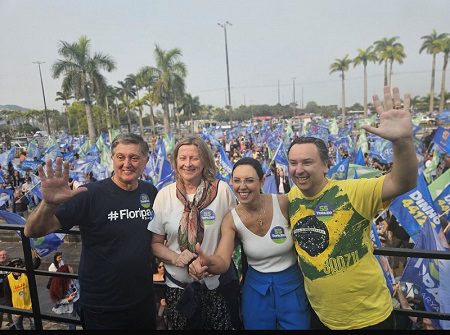 O prefeito Topázio, com a mulher Beatriz, a vice Maryanne e Bruno Mello. Divulgação 