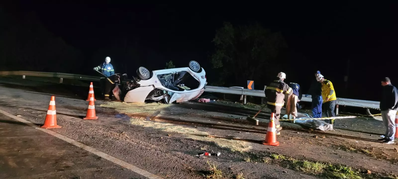 O acidente envolveu um carro e um caminhão. / Foto: CBMSC