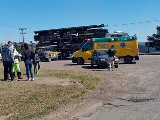 Homem é encaminhado ao hospital após colisão entre dois carros em Lages. | Foto: divulgação