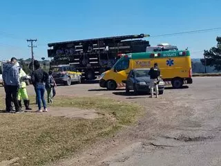 Homem é encaminhado ao hospital após colisão entre dois carros em Lages. | Foto: divulgação