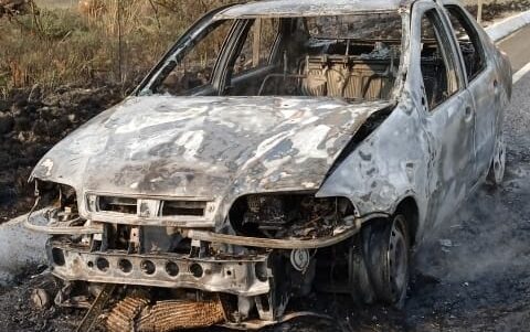 Incêndio destrói carro em São Joaquim. | Foto: CBMSC