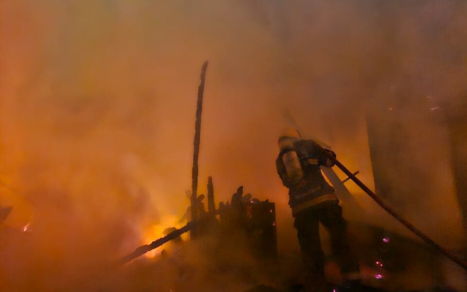 Incêndio destrói duas casas em Lages. | Foto: CBMSC