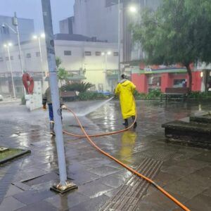 Limpeza realizada no calçadão de Lages. | Foto: Amarildo Volpato / Rádio Clube