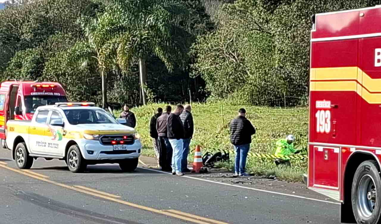 Motociclista morre e veículo se parte em pedaços em SC | Foto: Bombeiros