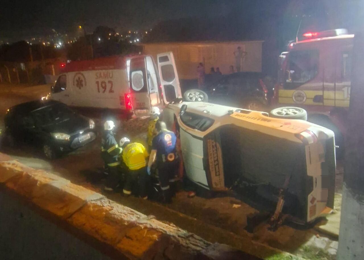 Motorista fica ferido após carro tombar durante acidente em Lages. | Foto: CBMSC