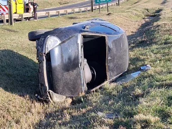 Mulher capota carro após perder controle em pedra brita. | Foto: Amarildo Volpato / Rádio Clube