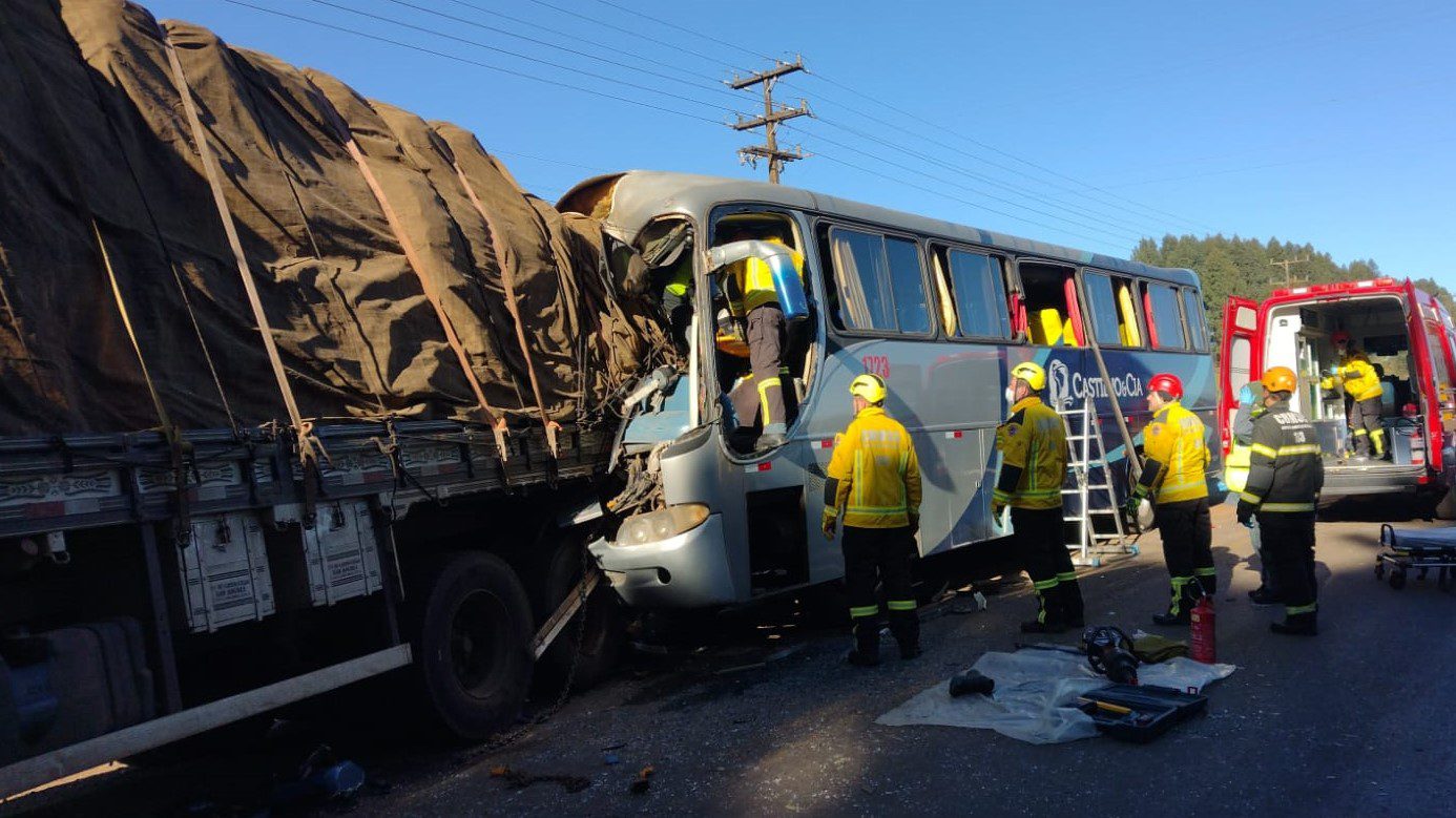 Pânico: Ônibus bate em caminhão e deixa diversas vítimas em SC | Foto: CBMSC