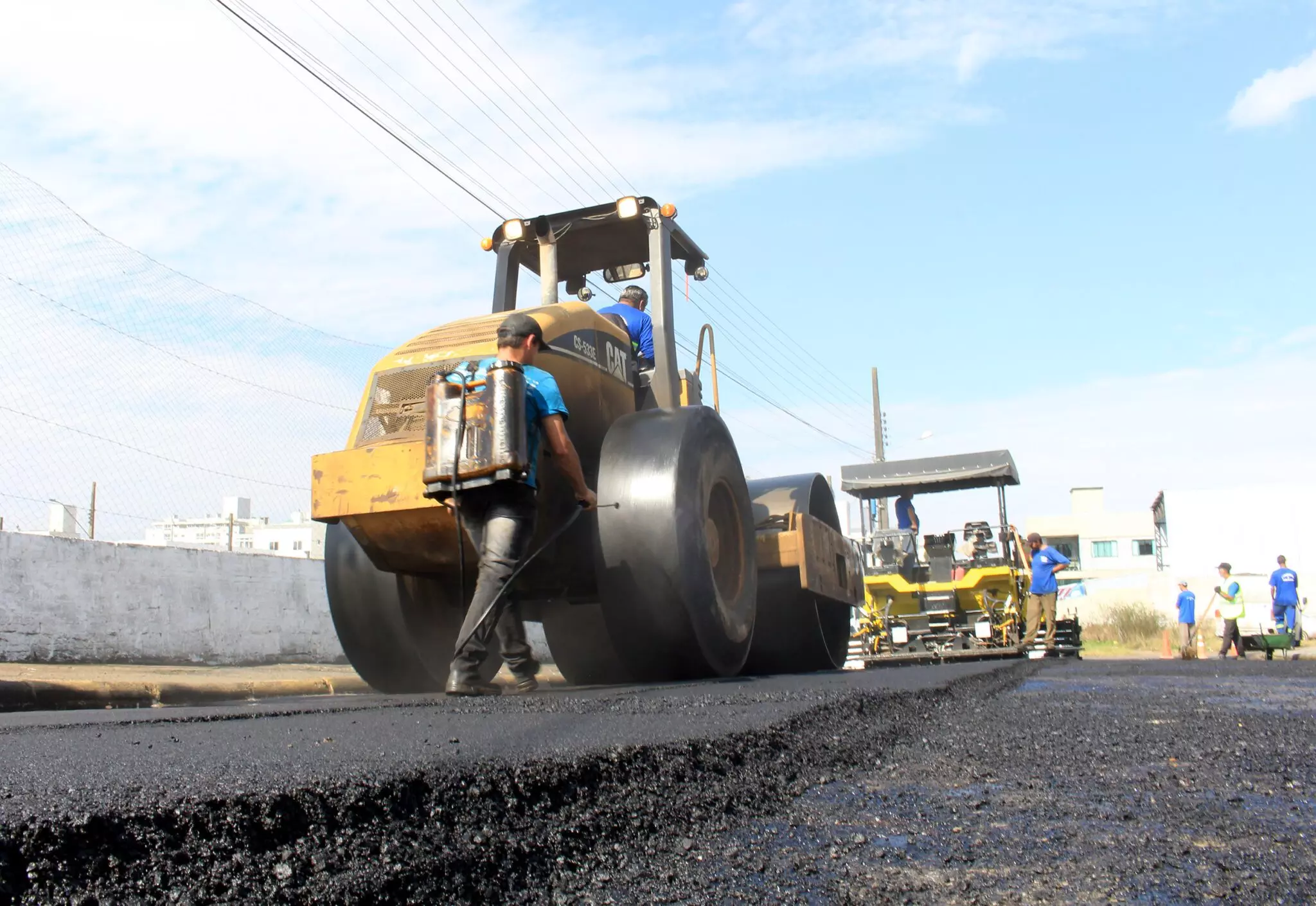 Projeto piloto de pavimentação com asfalto do Cisama é realizado em Lages. | Foto: Onéris Lopes