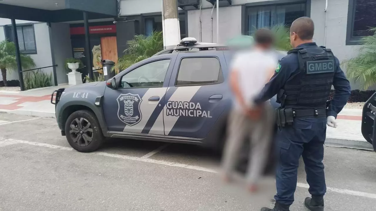 Vídeo flagra homem agredindo cães em Balneário Camboriú | Foto: Guarda Municipal de Balneário Camboriú