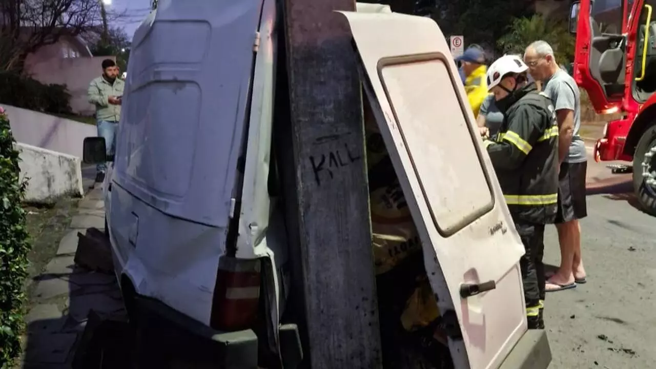 Carro desce rua ‘sozinho’, atropela motorista e bate em poste em Lages | Foto: Amarildo Volpato/Rádio Clube de Lages