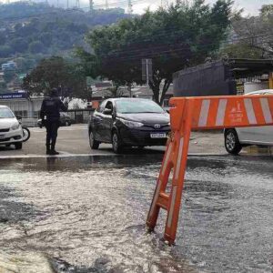 Rompimento de adutora prejudica trânsito de rua central de Florianópolis