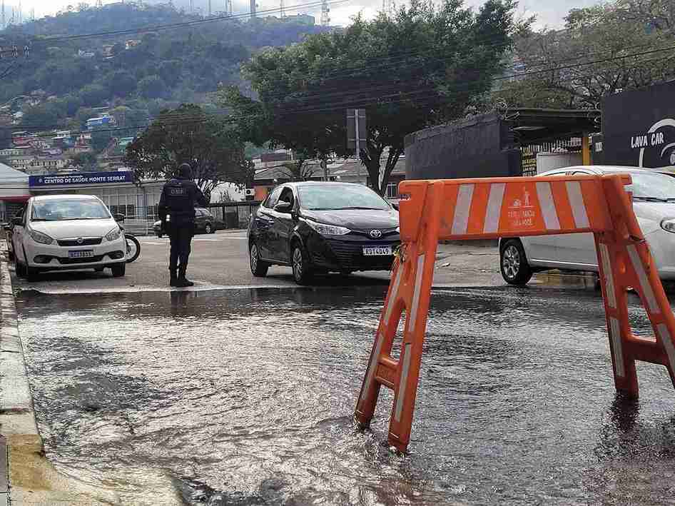 Rompimento de adutora prejudica trânsito de rua central de Florianópolis