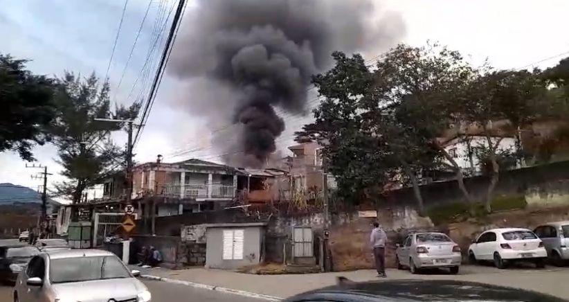 Incêndio consumiu residência em Canasvieiras