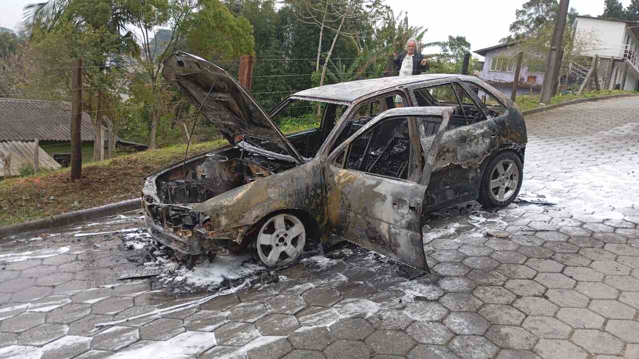 “Cheiro forte de combustível”: carro pega fogo na Grande Florianópolis | Foto: CBMSC