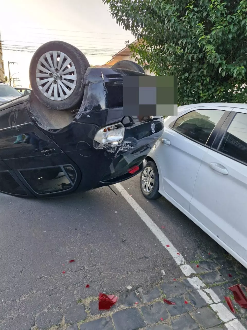 Carro capota em Lages | Foto: Amarildo Volpato