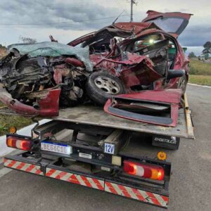 Carro envolvido no acidente ficou totalmente destruído | Foto: Gabriel Senem 