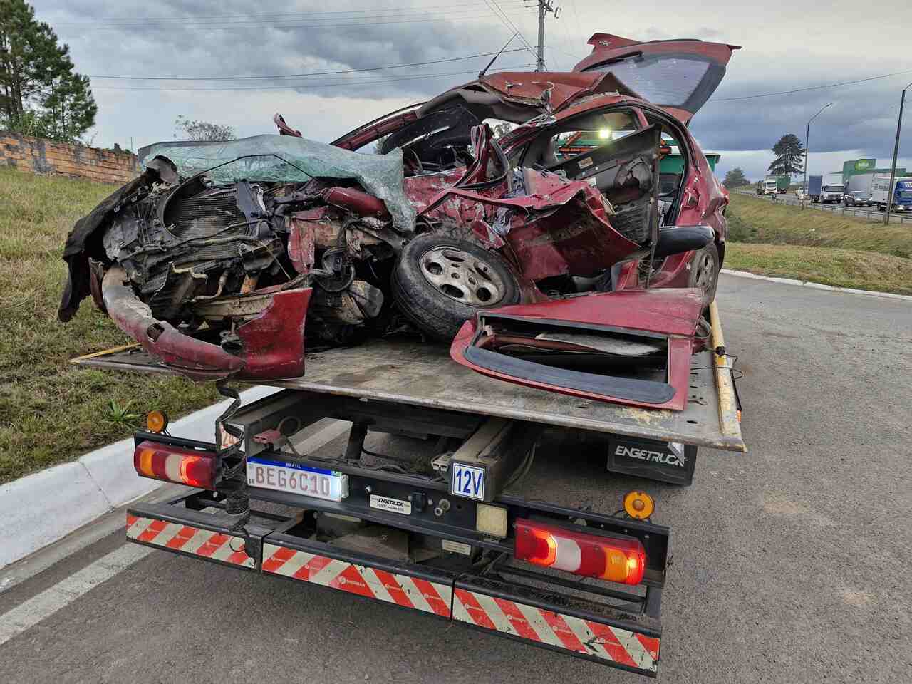 Carro envolvido no acidente ficou totalmente destruído | Foto: Gabriel Senem 