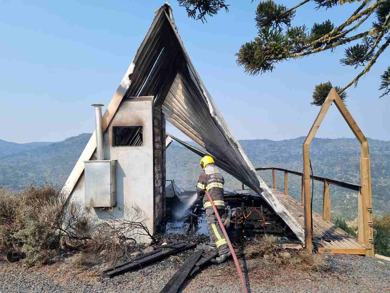 Cabana fica totalmente destruída em Urubici | Foto: CBM/SC