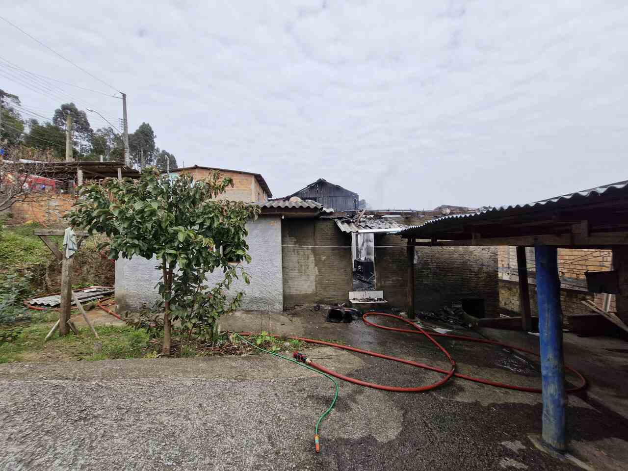 Residência destruída por incêndio | Foto: Gabriel Senem