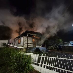 Casa foi consumida pelas chamas em Lages | Foto: Gabriel Senem/Rádio Clube de Lages