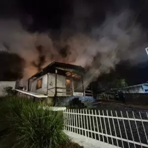 Casa foi consumida pelas chamas em Lages | Foto: Gabriel Senem/Rádio Clube de Lages