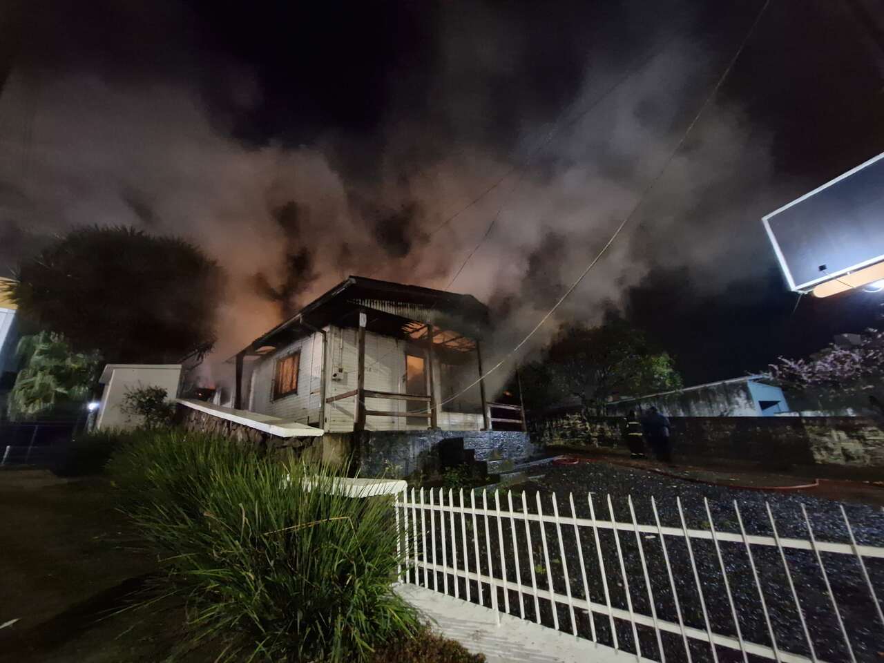 Casa foi consumida pelas chamas em Lages | Foto: Gabriel Senem/Rádio Clube de Lages