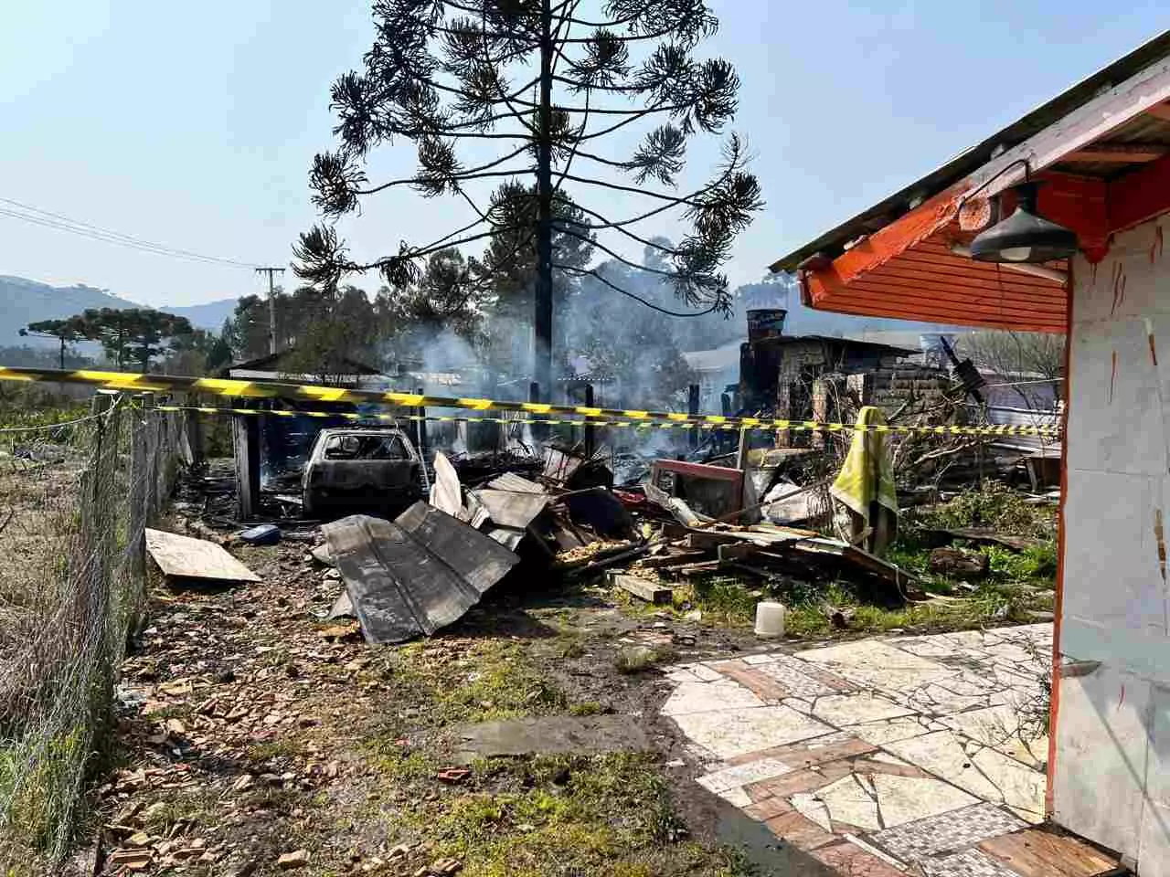 Incêndio destrói casa e carro em Urubici | Foto: CBM/SC