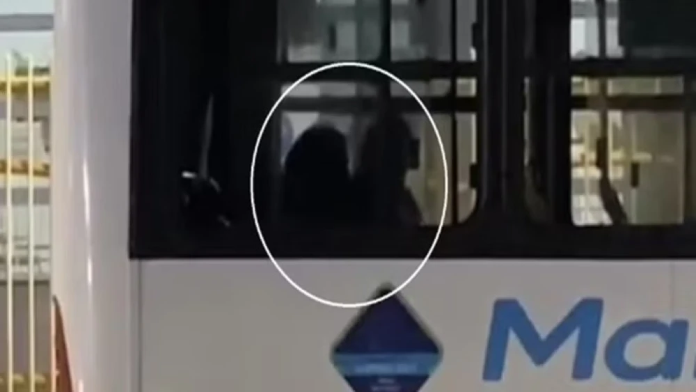 Motorista pede para passageira descer e faz sexo com mulher em ônibus | Imagem: Reprodução/X