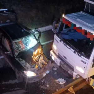 Acidente entre carro e caminhão deixa duas pessoas gravemente feridas na Serra