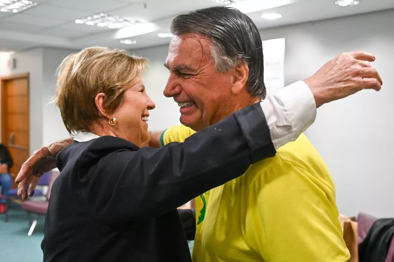 O registro do abraço de Bolsonaro em Adeliana. Eduardo Valente. Divulgação