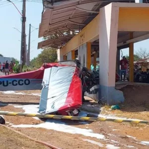 Avião de pequeno porte faz pouso forçado e atinge moto | Reprodução/TV Cidade Verde/ SBT