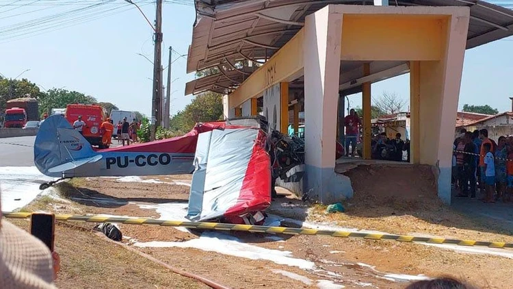 Avião de pequeno porte faz pouso forçado e atinge moto | Reprodução/TV Cidade Verde/ SBT