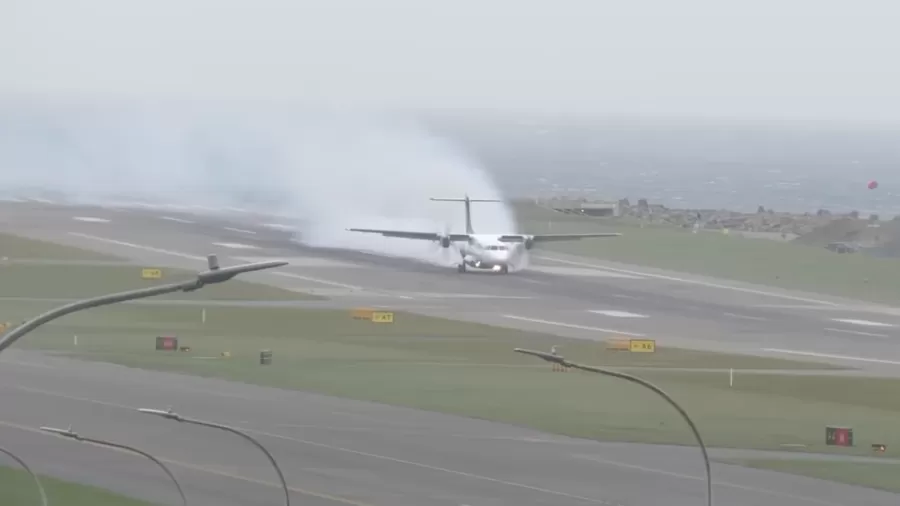 Avião faz pouso de emergência após motor pegar fogo | Imagem: Reprodução/Wellington Flights Live