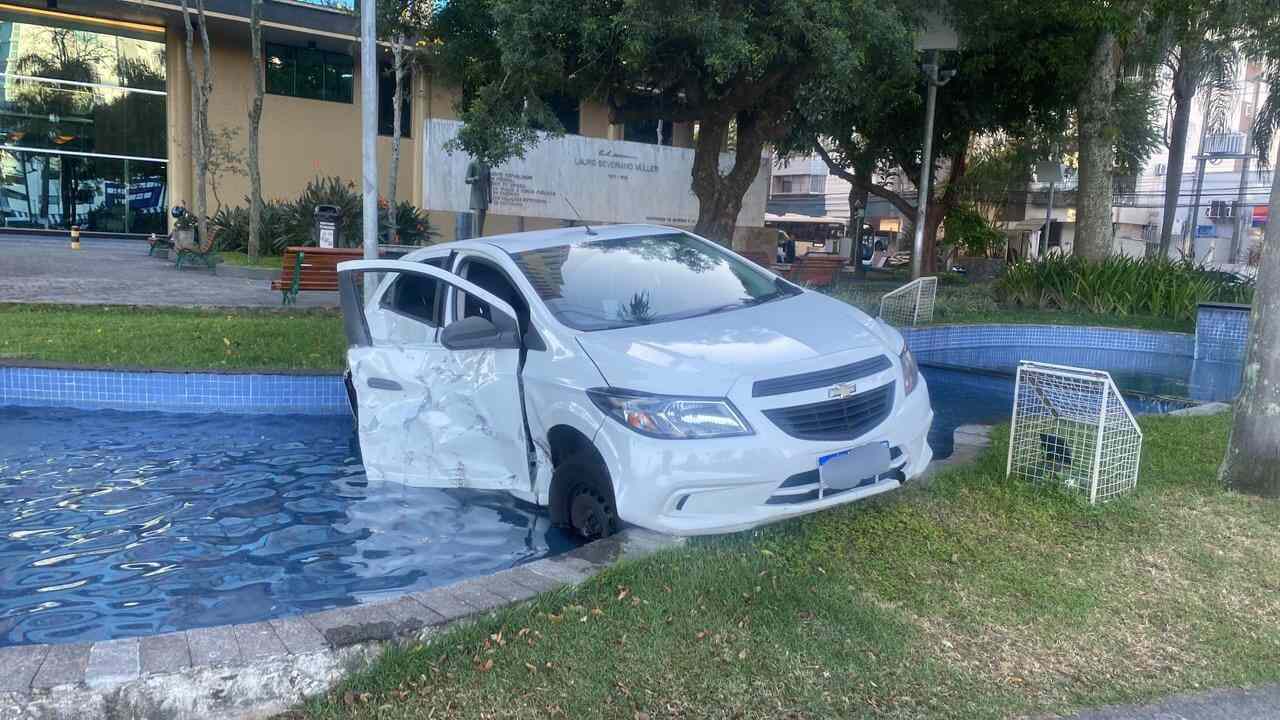 ‘Banho de chafariz’ termina com um detido e outro ferido em Florianópolis | Foto: GMF/Divulgação