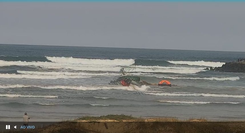 Barco com 15 pessoas a bordo vira em SC | Imagem: Corpo de Bombeiros/Reprodução.