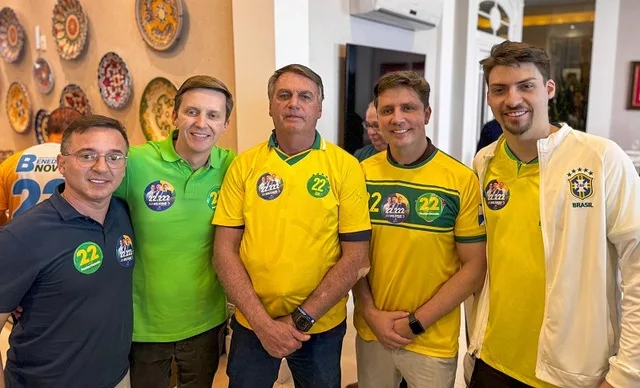 David Labarrica, Peeter Grando, Bolsonaro, Fabrício Oliveira e Jair Renan. Foto: Divulgação.