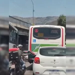 Briga de trânsito termina em batida de carro sem motorista e passageiro sem chinelo