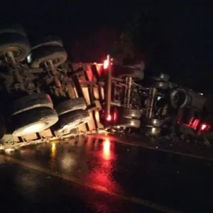 Caminhão colide em carro, sai de pista e tomba na BR-282