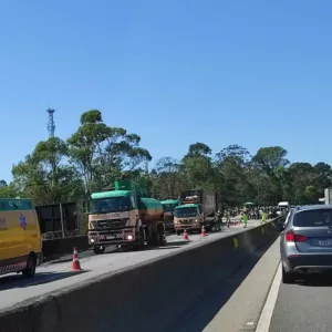 Caminhão pega fogo e causa fila quilométrica na BR-101 em SC