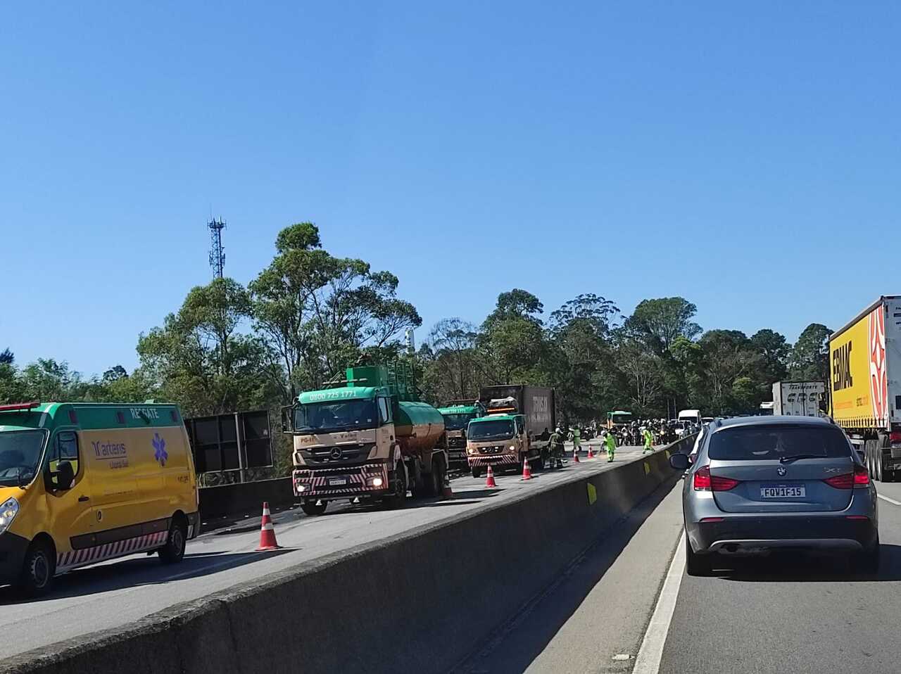 Caminhão pega fogo e causa fila quilométrica na BR-101 em SC | Foto: Lisiane Back/SCC SBT