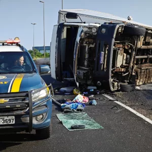 Caminhão tomba na BR-480 e bloqueia viaduto de Chapecó