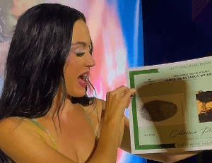 VÍDEO: No Brasil, Katy Perry ganha RG com versão brasileira de seu nome